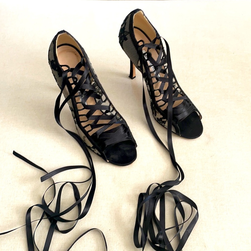 LIKE NEW Manolo Blahnik LaceTie-Up Heels